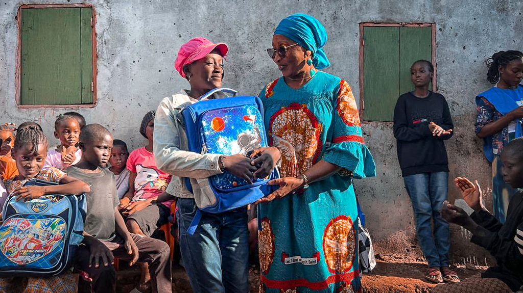 Contrastare l'abbandono scolastico nella periferia di una grande città africana: a Yaoundè la distribuzione di kit scolastici sostiene la scolarizzazione dei bambini più poveri